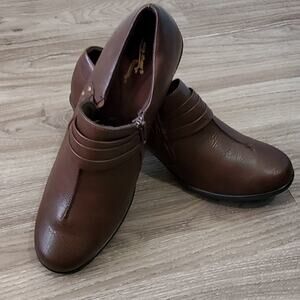 EASY street brown heeled‎ comfort booties size 11W